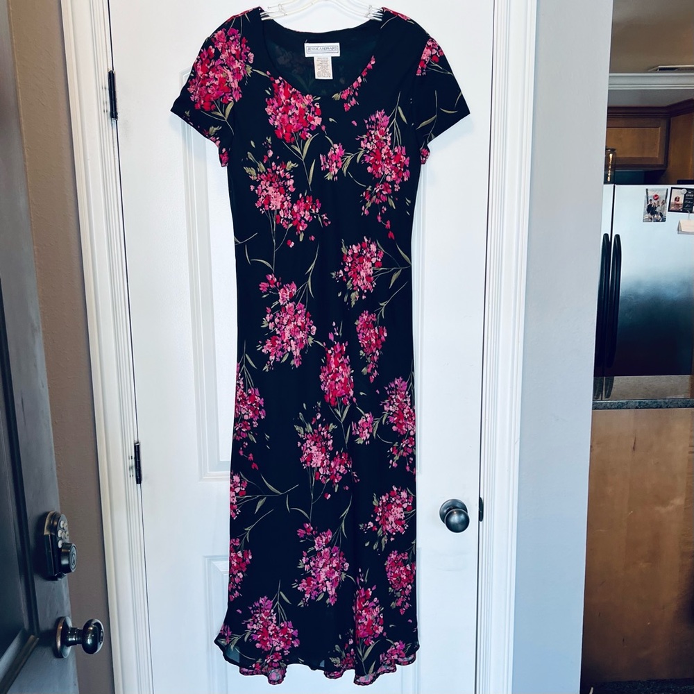 Jessica Howard Size 16 Black floral maxi dress.